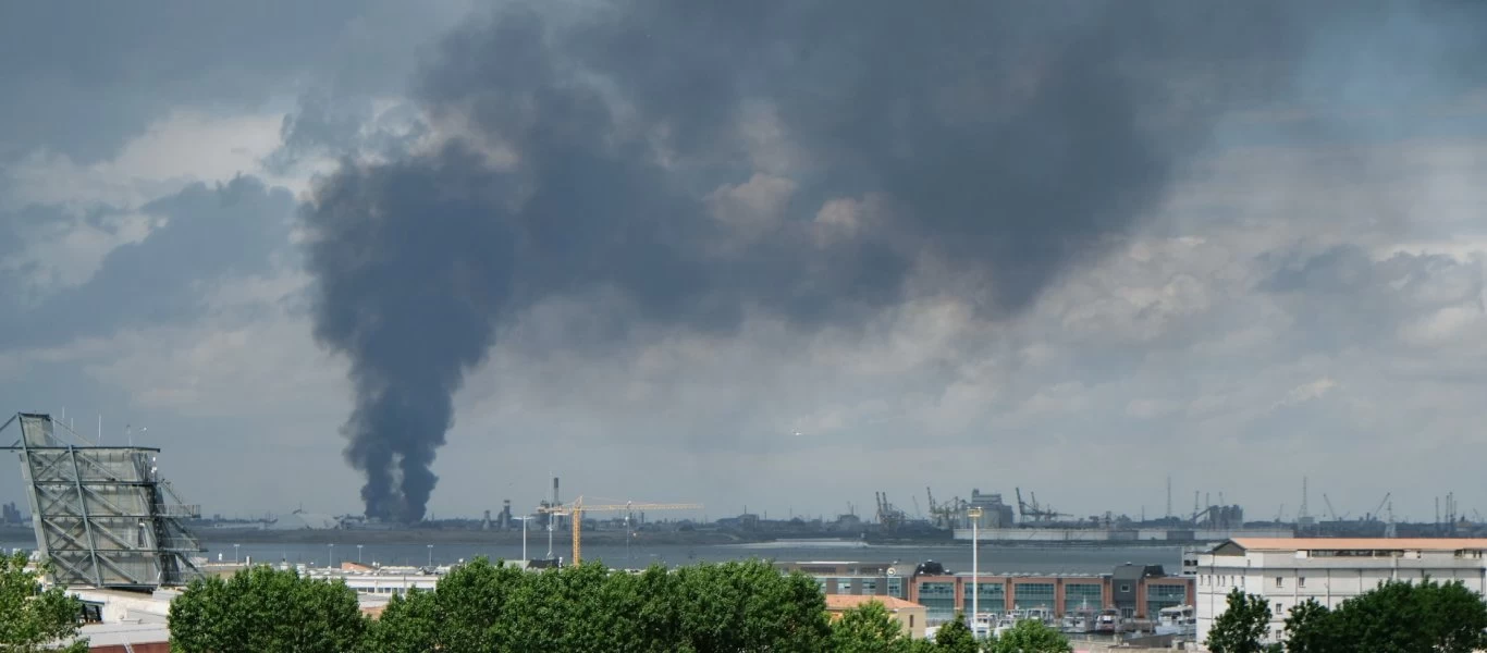 Βενετία: Πυρκαγιά σε εγκαταστάσεις εταιρείας χημικού τομέα - 2 τραυματίες - «Μείνετε σπίτι και με κλειστά παράθυρα»